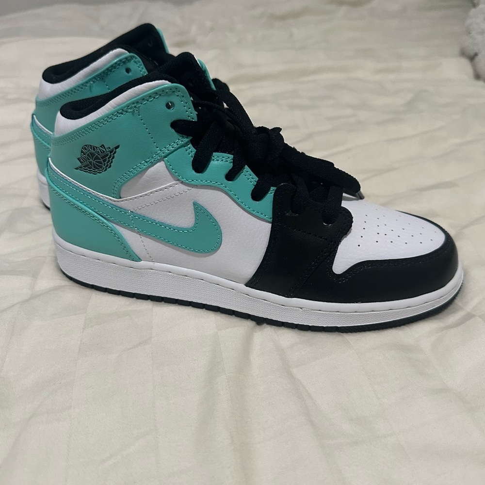 Nike Kids Sneakers in Teal, Black, and White